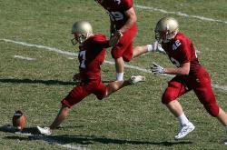 爱游戏-魔术制霸黄蜂，西亚卡姆在F1街道赛接管比赛