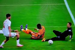 爱游戏体育官网-奥格斯堡在国内足球比赛中击败对手