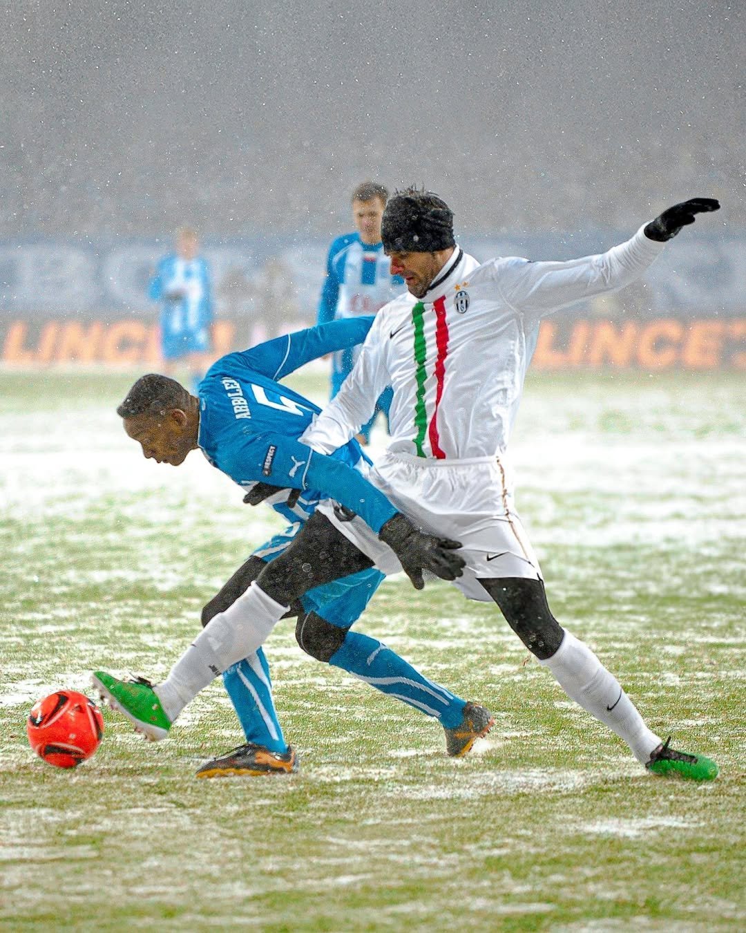 强强对话，足球场上的激烈角逐