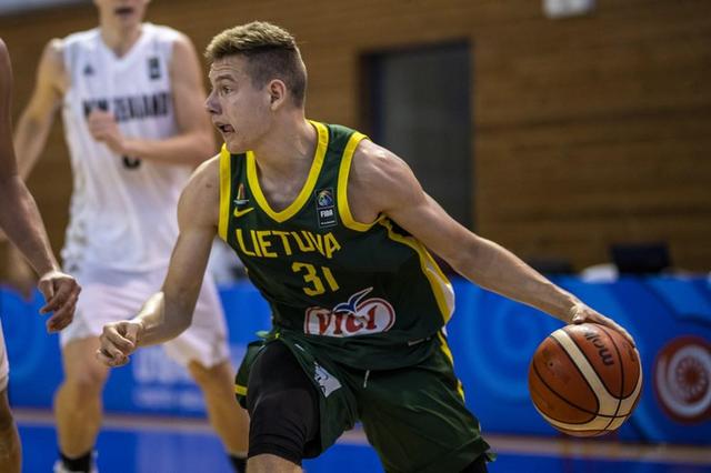 立陶宛队在比赛中战胜对手，实现晋级