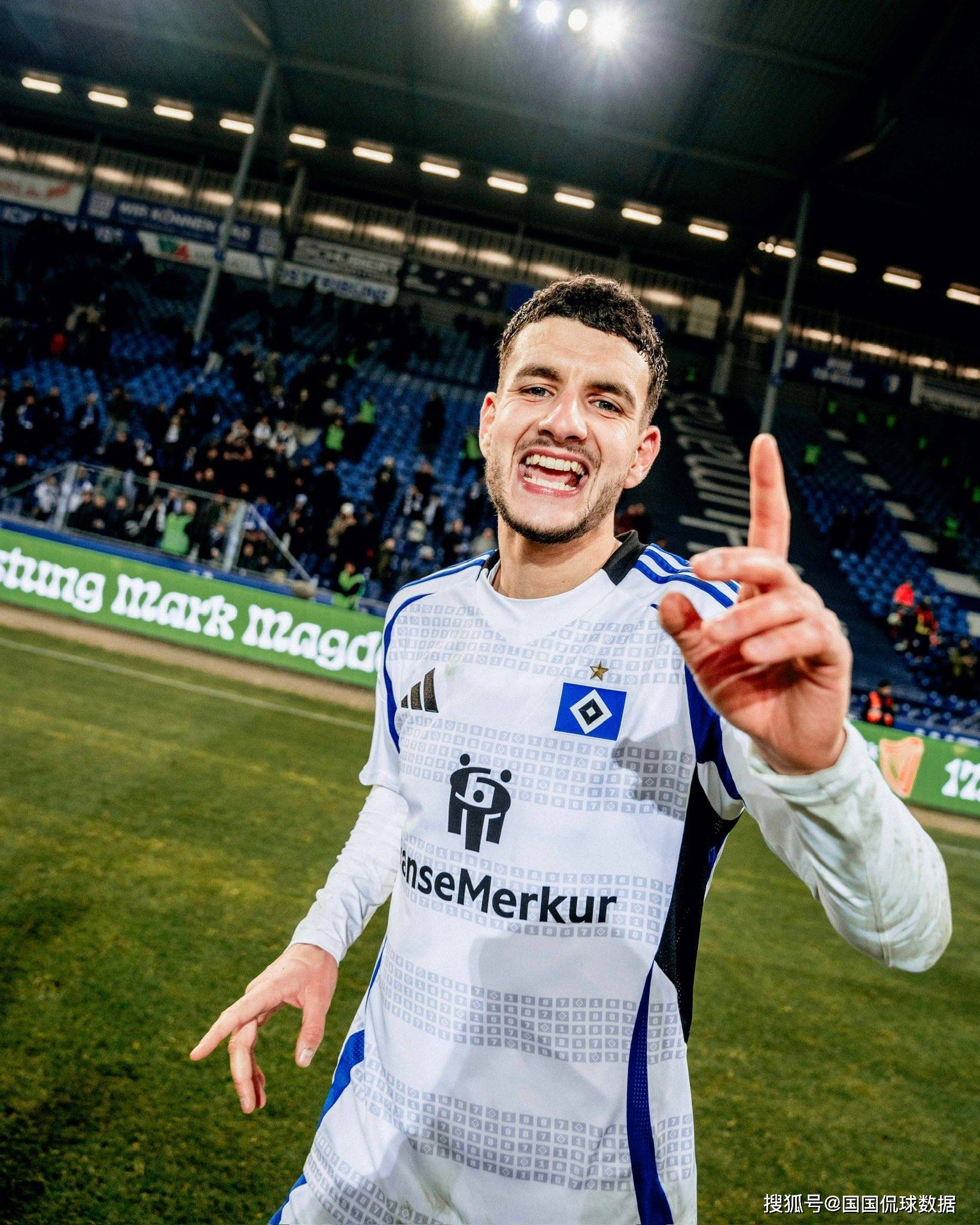 汉堡球队取得主场胜利，全队雀跃欢庆！的简单介绍