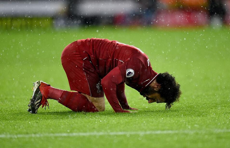 狼队防线坚如磐石,对手难以攻破球门 狼队防线坚如磐石,对手难以攻破球门