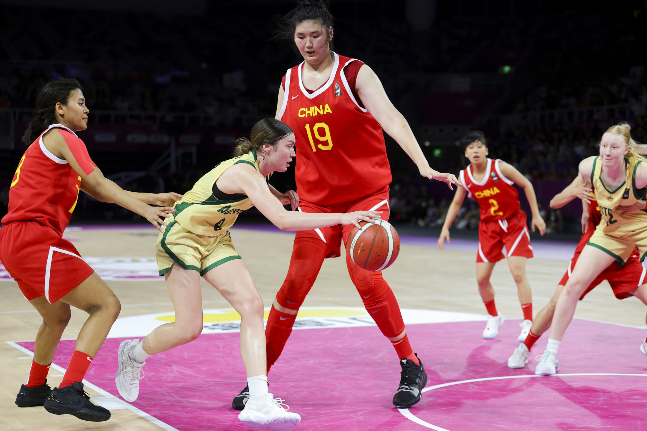 北京队遭遇湖南队劲敌，险胜晋级季后赛