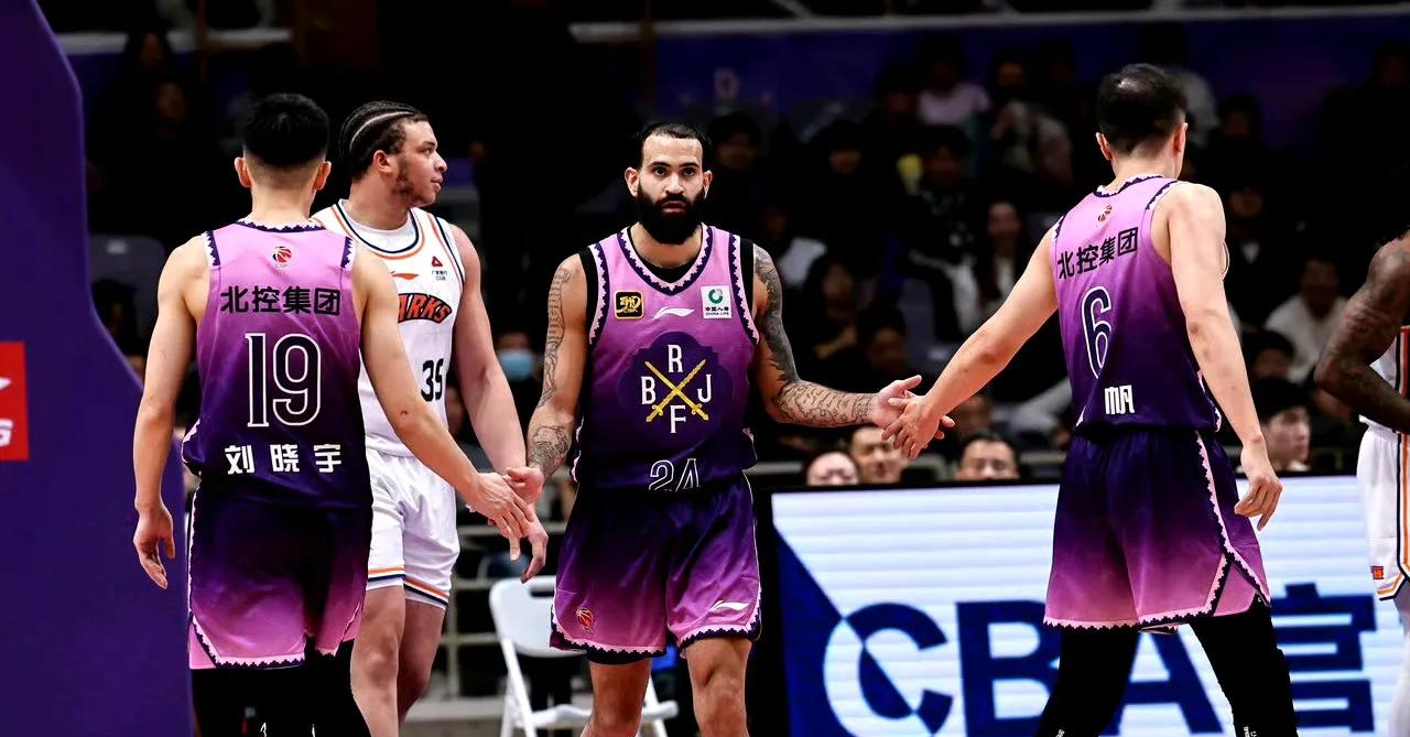 关于上海男篮凭借团队合作力夺得关键胜利的信息