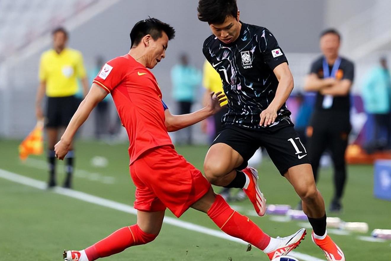 亚洲足球比赛现场显示出球员技术精湛