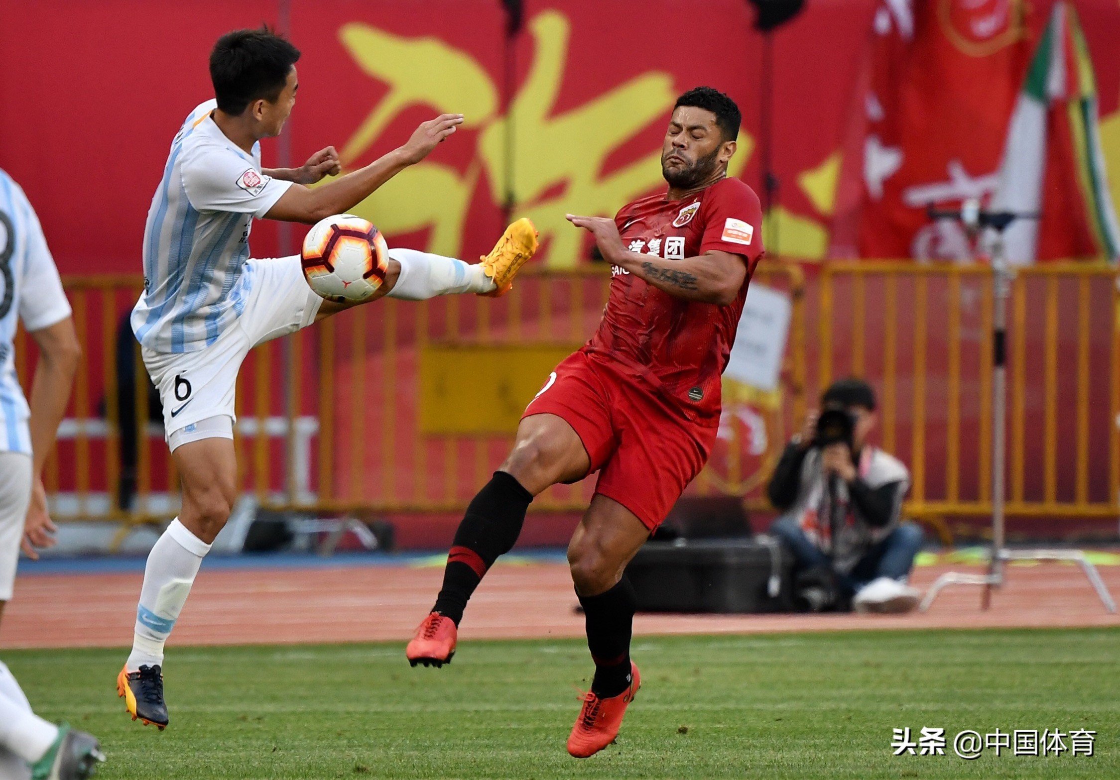 包含上海上港客场不敌广州富力，连败大陆的词条