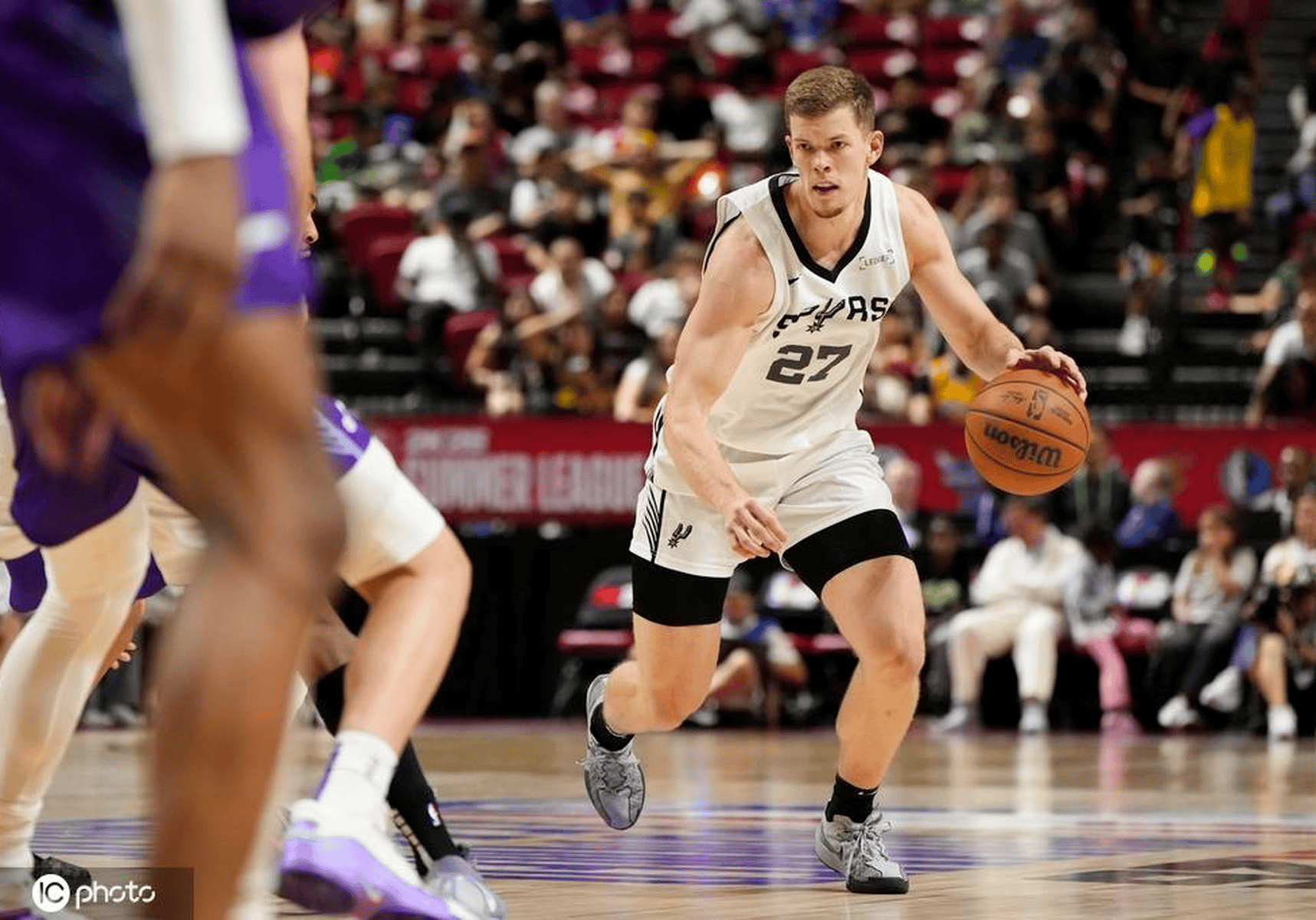 关于爵士掀翻马刺，全队合作默契取得胜利的信息