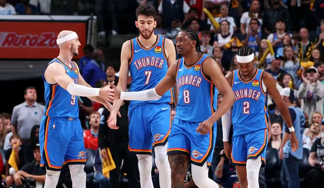 关于爵士掀翻马刺，全队合作默契取得胜利的信息